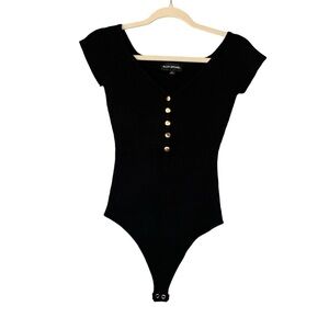 Alloy Apparel‎ black ribbed cap sleeve bodysuit with gold snap up bust. Size L